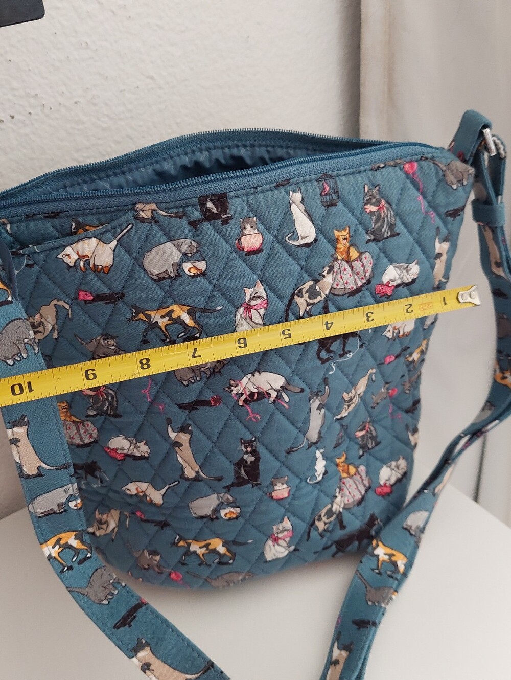 Blue quilted cat print crossbody bag Vera Bradley bucket crossbody bag Cats Meow - Picture 3 of 6